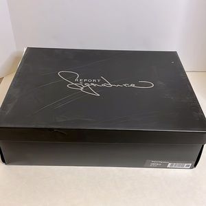 Size 9 1/2 report signature over the knee